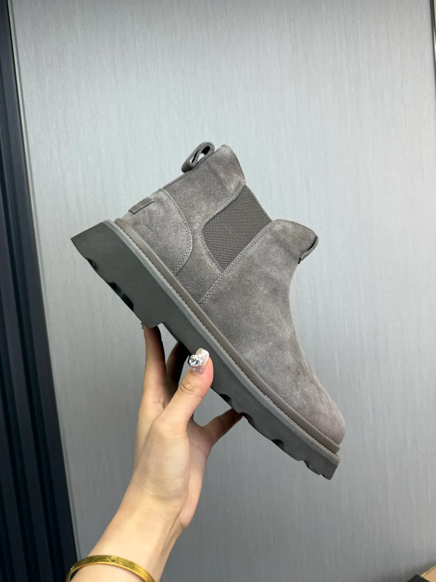 Men's shoes 💰600💰 New UGG fur integrated men's simple and fashionable snow boots. The most worth buying at the end of this year are warm casual shoes. Whether you are out and about at home, their comfortable and warm performance will be your most suitable fashion companion! The material is cowhide upper and imported wool is used inside. Warm and comfortable! The eva+ rubber patch outsole is cushioned, non-slip and wear-resistant, and has good elasticity. It is light and wear-resistant, comfortable and soft, and the new simple cut is more fashionable. It has both practicality and fashion sense, so you no longer have to worry about how to match it in winter, while still maintaining your fashionable taste. High-quality genuine wool. Look at the details for the material! Size: 39-40-41-42-43-44-44 sneaker size